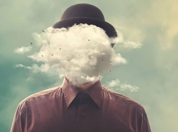 La psicologia del capro espiatorio: quando il dolore diventa caccia all’untore