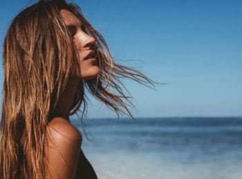 CAPELLI AL SOLE: COME PROTEGGERLI